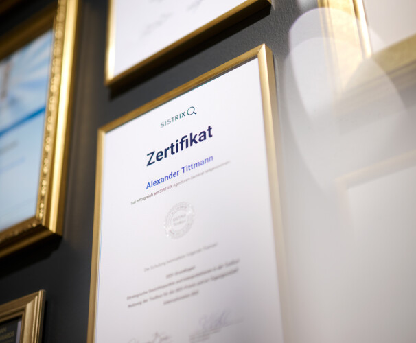 Wall of Fame mit Sistrix Zertifikat im Kreativ&Söhne Büro Leipzig