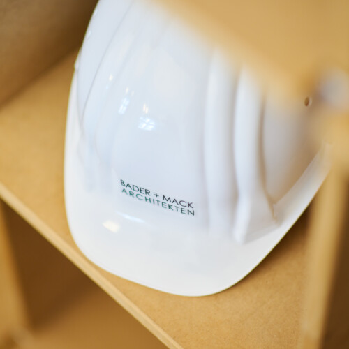 Bader+Mack Architekten - Helm für Baustelle