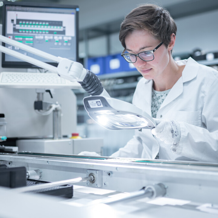 Dresden Elektronik Mitarbeiterin in Qualitätskontrolle